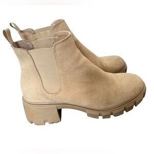 Steve Madden Women’s 8.5 Howler Chelsea Boot  Sand Suede Lug Sole‎ Chunky